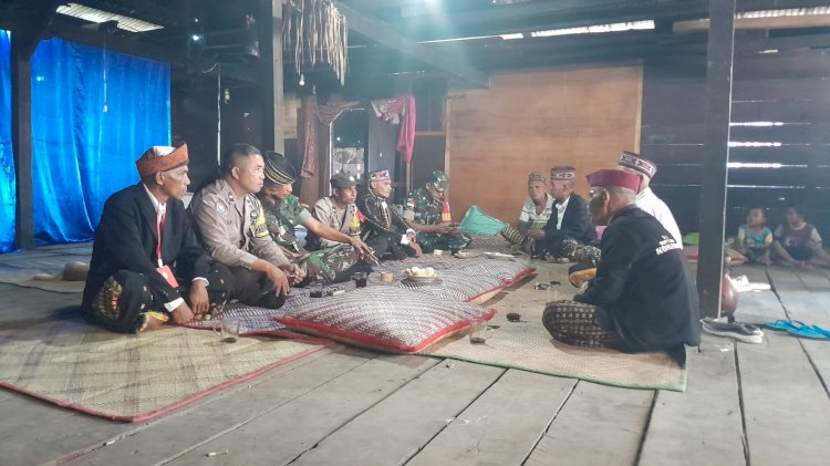 Pengamanan Acara Adat Penti Weki Peso Beo oleh Bhabinkamtibmas dan Babinsa di Kampung Muwur, Desa Wae Mantang