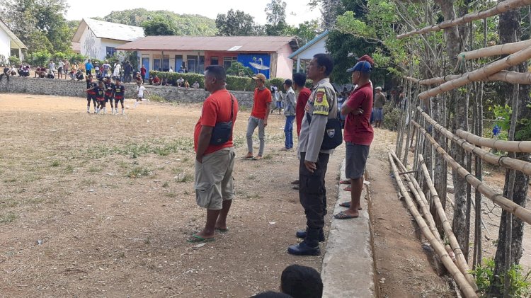 Pengamanan Turnamen Sepak Bola oleh Bhabinkamtibmas Kec. Reok Barat