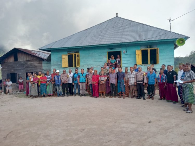 Bhabinkamtibmas Dampingi Sosialisasi Pemasangan Meteran Listrik di Satar Mese