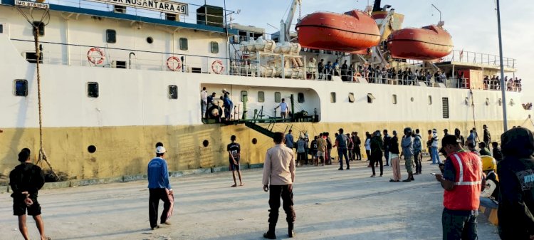 KP3 Laut : Pengamanan Kapal Penumpang di Pelabuhan Laut Reo berjalan Lancar.