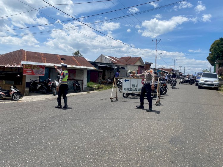 Sat Lantas Polres Manggarai Gelar Pengamanan dan Pengaturan Lalu Lintas di Depan Masjid Baiturahman Saat Sholat Jumat