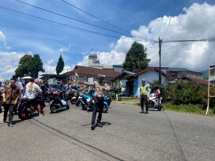 Sat Lantas Polres Manggarai Gelar Pengamanan dan Pengaturan Lalu Lintas di Depan Masjid Baiturahman Saat Sholat Jumat