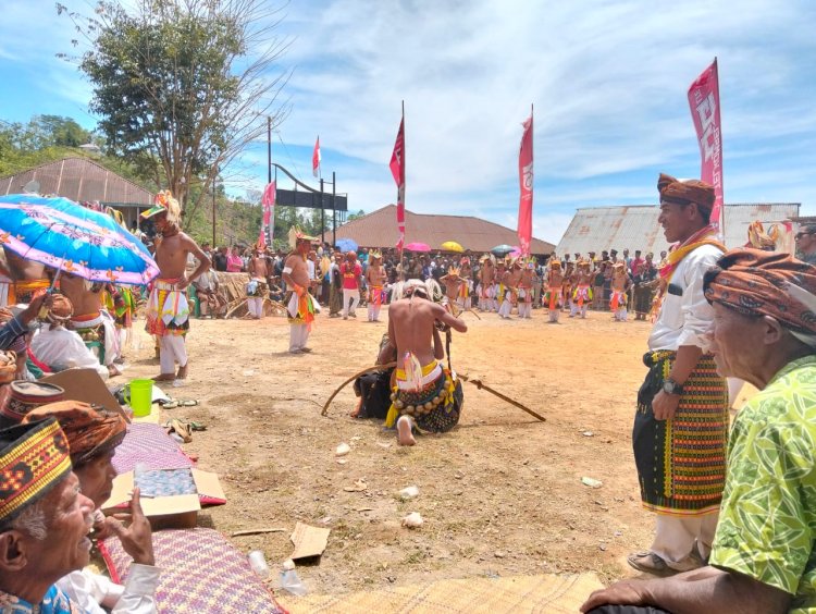 Pengamanan Tarian Caci dalam Ritual Adat Congko Lokap Gendang Wae Kaeng oleh Bhabinkamtibmas Kecamatan Ruteng