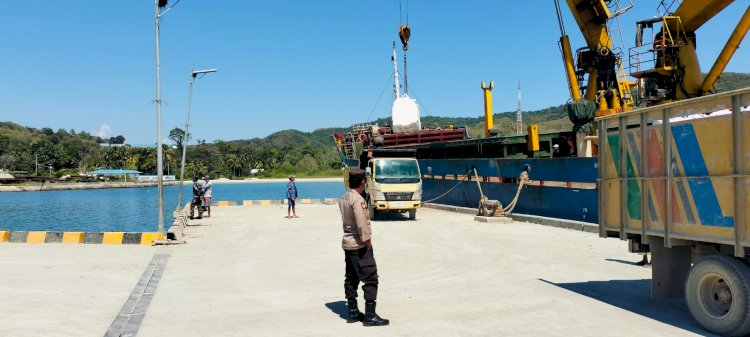 KP3 Laut Reo Amankan Aktivitas Bongkar Muat di Pelabuhan Kelas II Reo