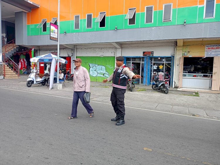 Sat.  Samapta Polres Manggarai gelar Patroli Dialogis dan Pengaturan Arus Lalu Lintas di Kota Ruteng