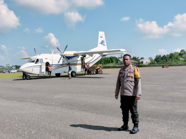 Pengamanan Ketat KP3 Udara di Bandara Frans Sales Lega Ruteng: pastikan Situasi Aman dan Lancar.