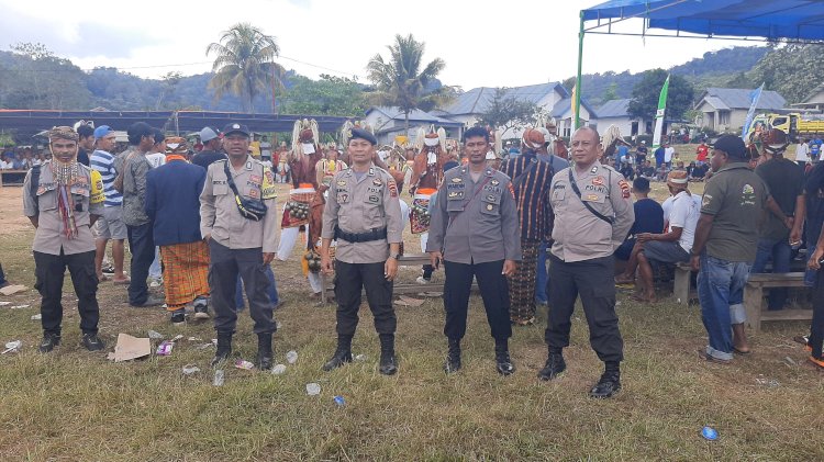 Kapospol Reok Barat Pimpin Pengamanan Kegiatan Masyarakat Tarian CACI di Kec. Reok Barat