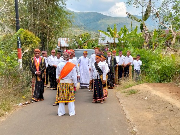 Bhabinkamtibmas Kec. Ruteng Kawal dan Amankan Penjemputan Yubilaris Dalam Rangka 25 Tahun Imamat Pastor Paroki St. Wihelmus Ngkor