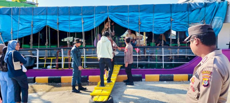 KP3 Laut : Pengamanan Kapal Penumpang di Pelabuhan Laut Reo berlangsung Tertib dan Lancar.