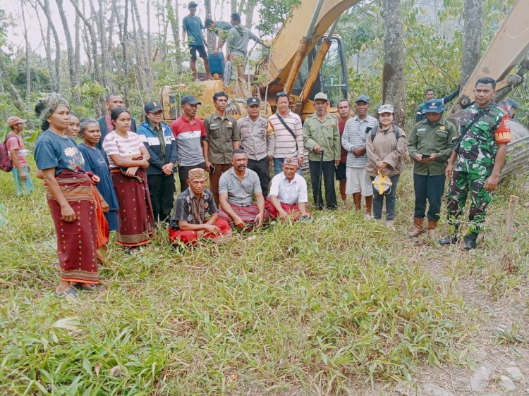 Bripka Yoni Tandungan Bhabinkamtibmas Kec. Ruteng, Hadiri Ritual Adat Pembukaan Jalan Usaha Tani di Kakor