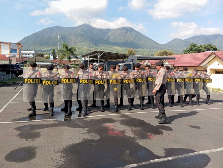 Latihan Dalmas Lanjut Anggota Satuan Samapta Polres Manggarai untuk Tingkatkan Keterampilan Menjelang Pilkada Serentak 2024