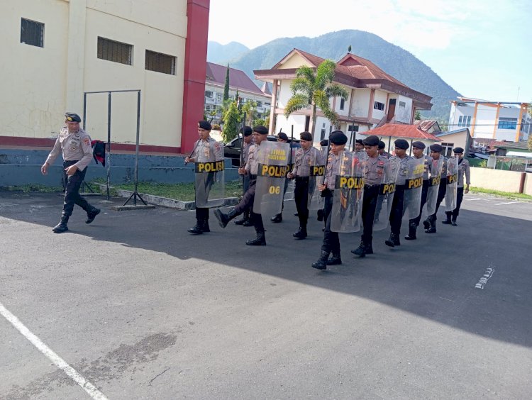 Latihan Dalmas Lanjut Anggota Satuan Samapta Polres Manggarai untuk Tingkatkan Keterampilan Menjelang Pilkada Serentak 2024