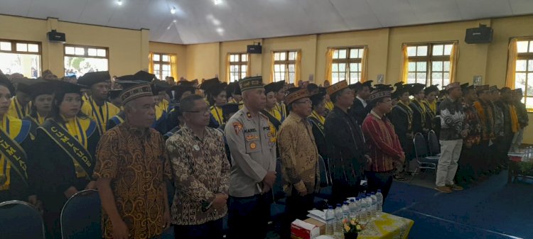 Bhabinkamtibmas Laksanakan Pengamanan Wisuda Pendidikan Keagamaan Katolik di STIPAS Santo Sirilus Ruteng.