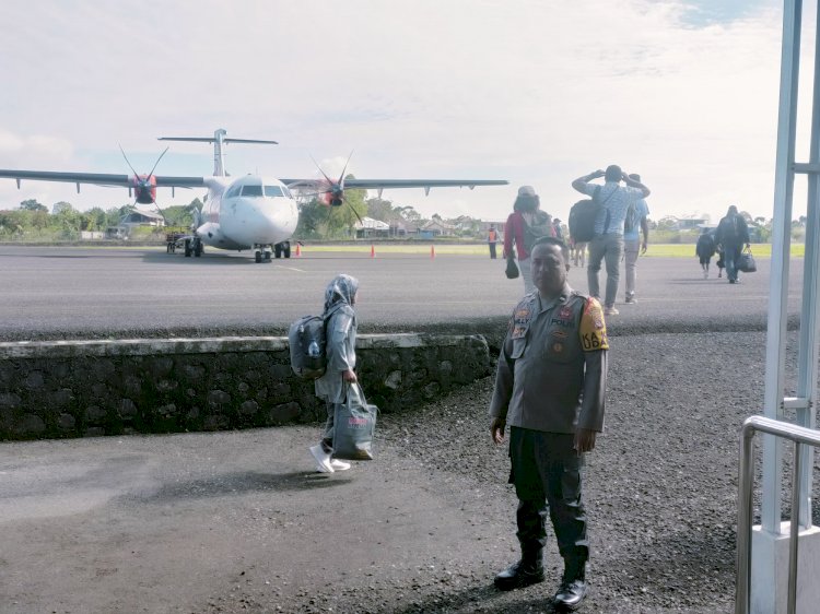 KP3 Udara : Pengamanan Penerbangan di Bandara Frans Sales Lega Ruteng berlangsung lancar.