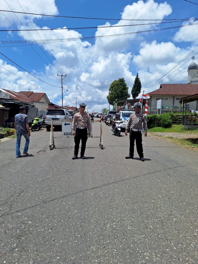 Sat Lantas Polres Manggarai Lakukan Pengamanan dan Pengaturan Lalu Lintas di Depan Masjid Baiturahman Saat Sholat Jumat