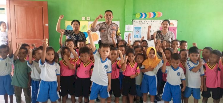 Bhabinkamtibmas Aipda Syamsul Rizal Hadir di TK Negeri Reok, Kenalkan Polisi Sebagai Sahabat Anak