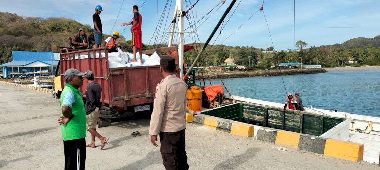 KP3 Laut Pelabuhan Reo Laksanakan Pengamanan Aktifitas Bongkar Muat