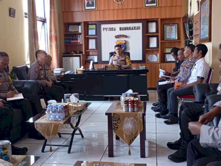 Pimpin Rapat Anev Mingguan, Kapolres Manggarai Sampaikan Arahan Penting untuk Kinerja Optimal