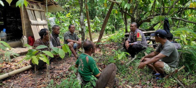 Bripka Adrianus G Suman, Bhabinkamtibmas Wae Ri'i, Gelar Patroli dan Sambang di Desa Poco