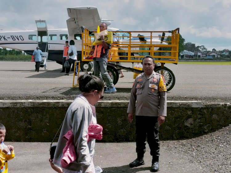 KP3 Udara Frans Sales Lega Laksanakan Pengamanan di Bandara Frans Sales Lega Ruteng