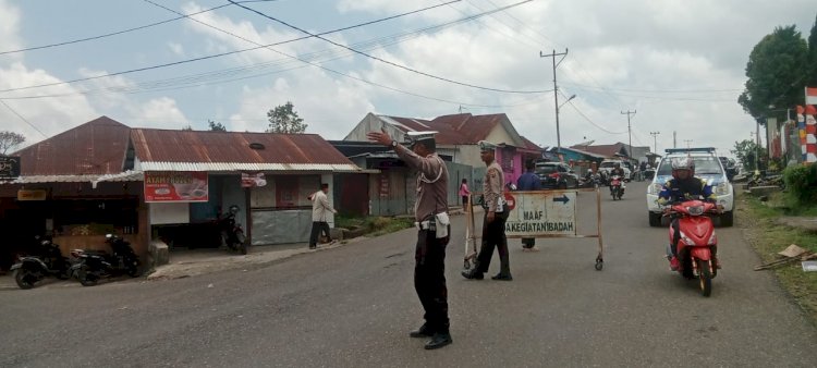 Sat Lantas Polres Manggarai Gelar Pengamanan Lalu Lintas di Depan Masjid Baiturahman Saat Sholat Jumat