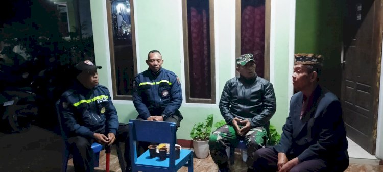 Antisipasi Potensi Gangguan, Bhabinkamtibmas dan Babinsa lakukan Pengamanan Acara Resepsi Pernikahan di Kelurahan Satar Tacik