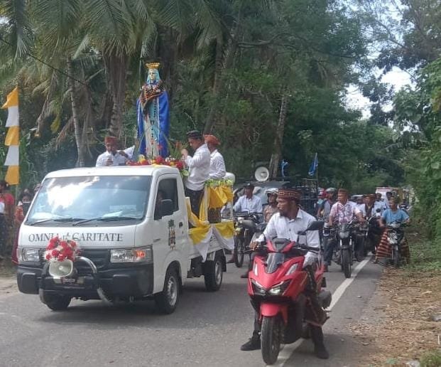 Polsek Cibal dan Babinsa laksanakan pengamanan dan pengawalan  Perarakan Patung Bunda Maria