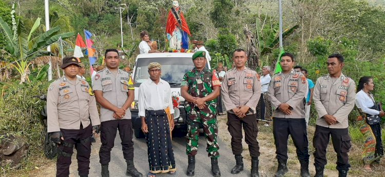 Polsek Cibal dan Babinsa laksanakan pengamanan dan pengawalan  Perarakan Patung Bunda Maria