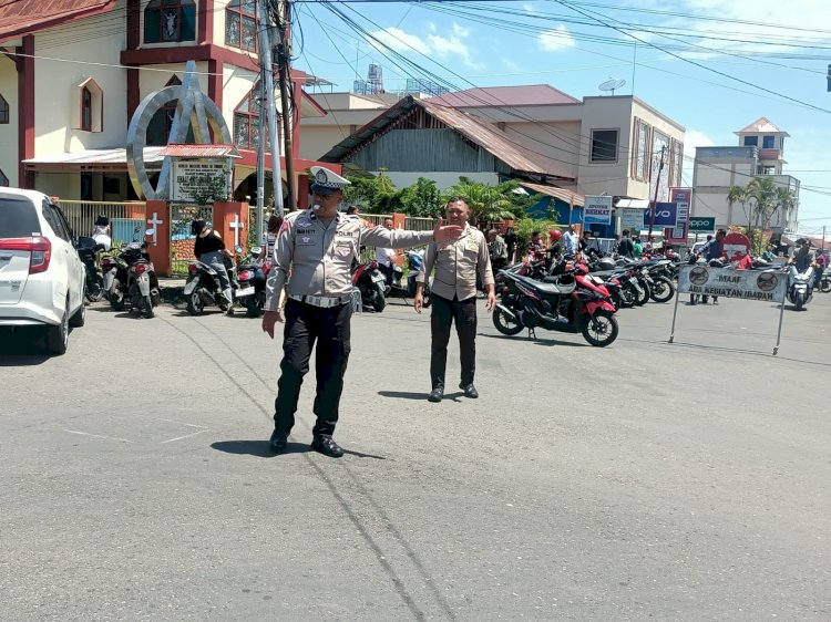 Personil Polres Manggarai Laksanakan Pengamanan Ibadah Minggu di Kota Ruteng