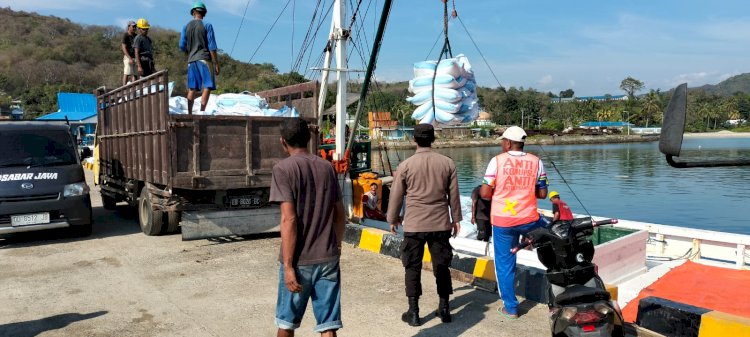 KP3 Laut Reo Amankan Aktivitas Bongkar Muat di Pelabuhan Laut Kelas II Reo