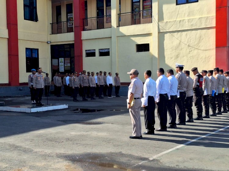 Waka Polres Manggarai Pimpin Apel Mingguan di Lapangan Polres Manggarai