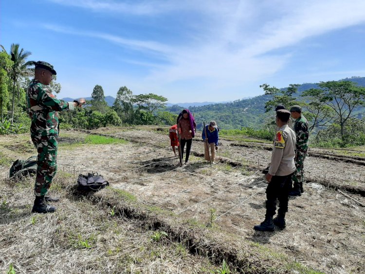 Petugas Bhabin bersama tim Babinsa melaksanakan patroli dan menyambangi warga masyarakat.