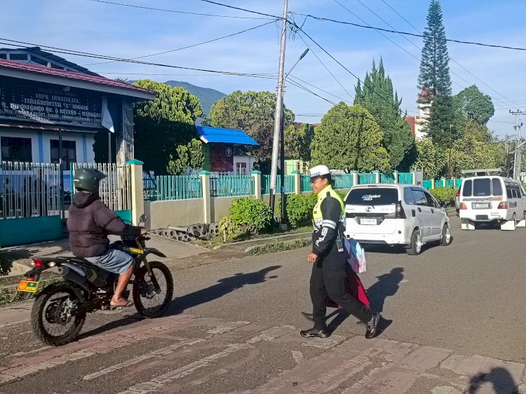 Sat.Lantas Polres Manggarai Laksanakan Pengamanan dan Pengaturan Lalu Lintas Rutin