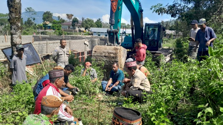 Anggota Bhabinkamtibmas mengikuti Ritual Adat Pembukaan Jalan Baru di Desa Buar, Kabupaten Manggarai