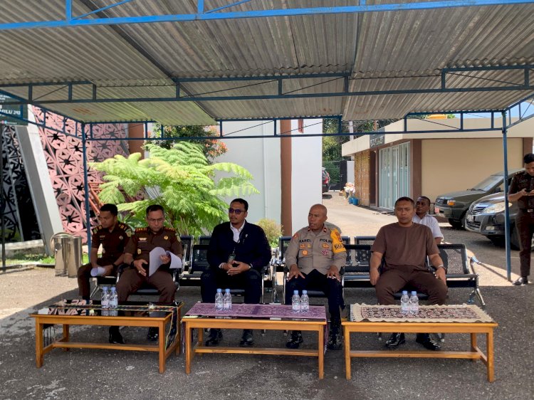 Wakapolres Manggarai mengikuti acara Pemusnahan Barang Bukti di Kejaksaan Negeri Manggarai