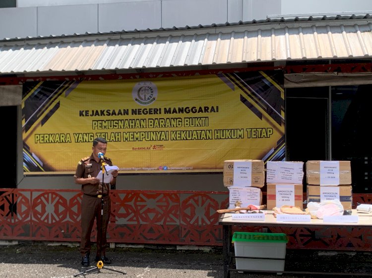 Wakapolres Manggarai mengikuti acara Pemusnahan Barang Bukti di Kejaksaan Negeri Manggarai