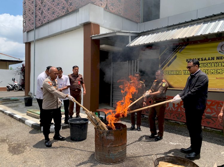 Wakapolres Manggarai mengikuti acara Pemusnahan Barang Bukti di Kejaksaan Negeri Manggarai