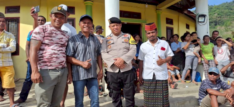 Anggota Bhabinkamtibmas memantau Kegiatan Caci Adat di Desa Gapong, Kec. Manggarai