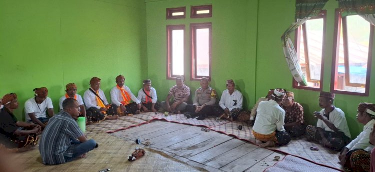 Anggota Bhabinkamtibmas memantau Kegiatan Caci Adat di Desa Gapong, Kec. Manggarai