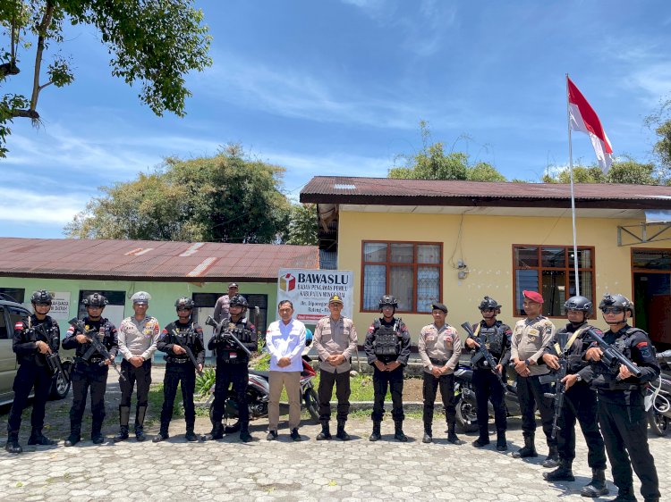 Patroli Gabungan Polres Manggarai dan Kompi 2 Yon B Pelopor di Kota Ruteng, Kabupaten Manggarai