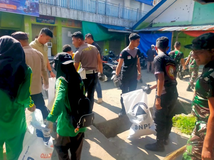 Sinergitas TNI-POLRI dan Masyarakat : Polres manggarai,Kodim 1612 Manggarai,BNPB dan Pelajar kota Ruteng Laksanakan Karya Bakti di Pasar Inpres Ruteng dalam Rangka HUT ke-79 TNI