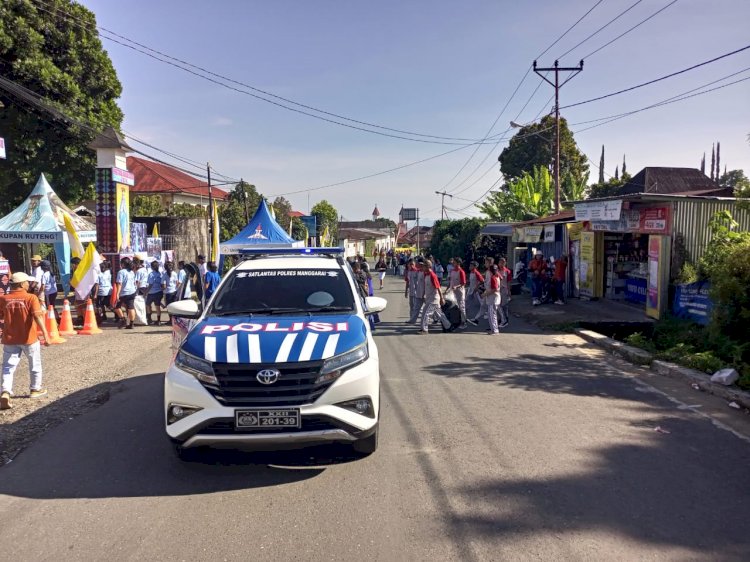 Sat Lantas Polres Manggarai Kawal Jalan Sehat dalam Rangka Festival GOLO CURU 2024