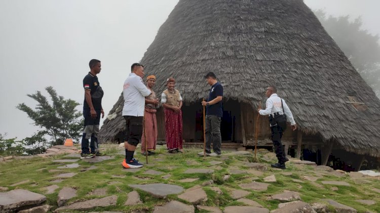 Kapolres Manggarai Bersama Dir Pamobvit Polda NTT Gelar Patroli Wisata ke Desa Adat Wae Rebo