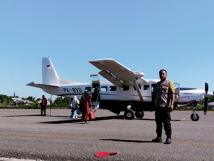 KP3 Udara : Pengamanan Penerbangan di Bandara Frans Sales Lega Ruteng berlangsung lancar.