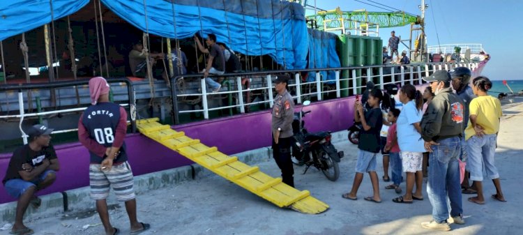 KP3 Laut Pelabuhan Reo Laksanakan Pengamanan Kapal Penumpang KM.NADELYN  di Pelabuhan Laut Reo