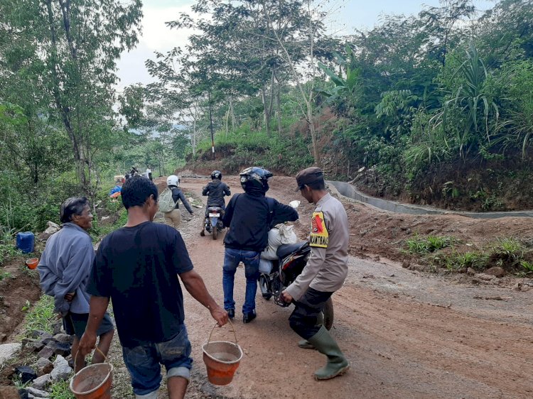 Bhabinkamtibmas Rahong Utara Atasi Kemacetan Akibat Proyek Drainase di Waekang