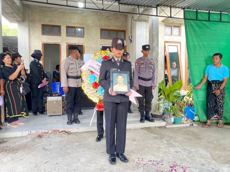 Polres Manggarai Gelar Upacara Pemakaman Secara Kedinasan untuk Purnawirawan SERKA NIKOLAUS NUKUL