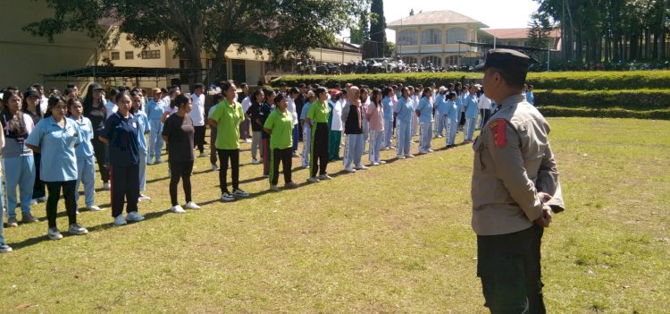 Kasat Binmas Polres Manggarai pimpin Pelatihan Baris-Berbaris di Universitas Katolik Indonesia ST. Paulus Ruteng