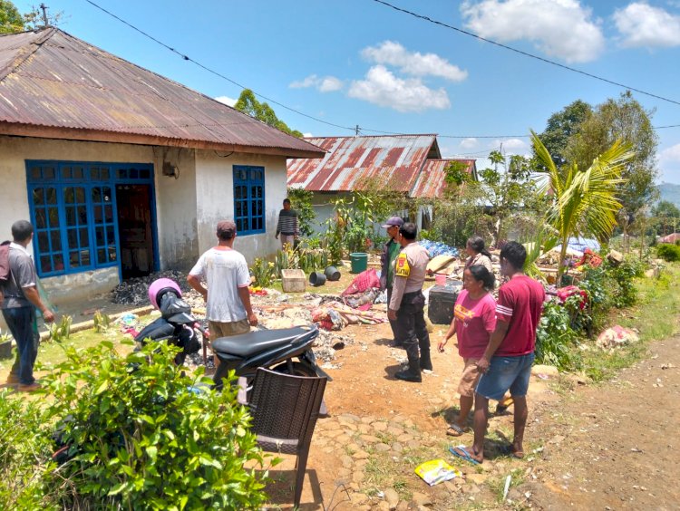 Bhabinkamtibmas dan KaPospol Kec.Ruteng Bersama Warga,Membantu Menangani Kebakaran Rumah di Desa Cumbi,Kab.Manggarai. Kebakaran Berhasil Dipadamkan