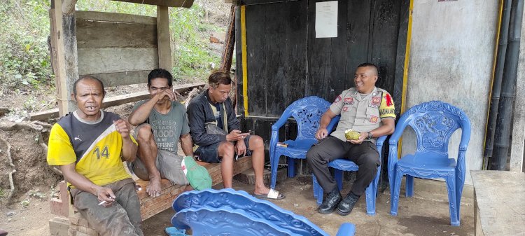 Petugas Bhabinkamtibmas Melaksanakan Sambang dan Patroli di Dusun Waka, Kab.Manggarai